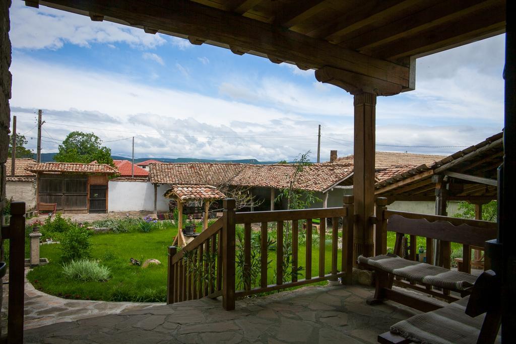Mutafova Guest House Veliki Preslav Esterno foto